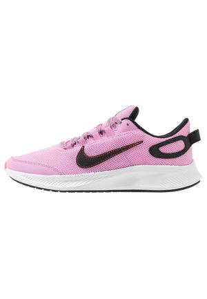 Chaussure de running Nike rose avec le logo Nike noir, bordure noire, semelle blanche et dessus en mesh, vue de côté extérieur.