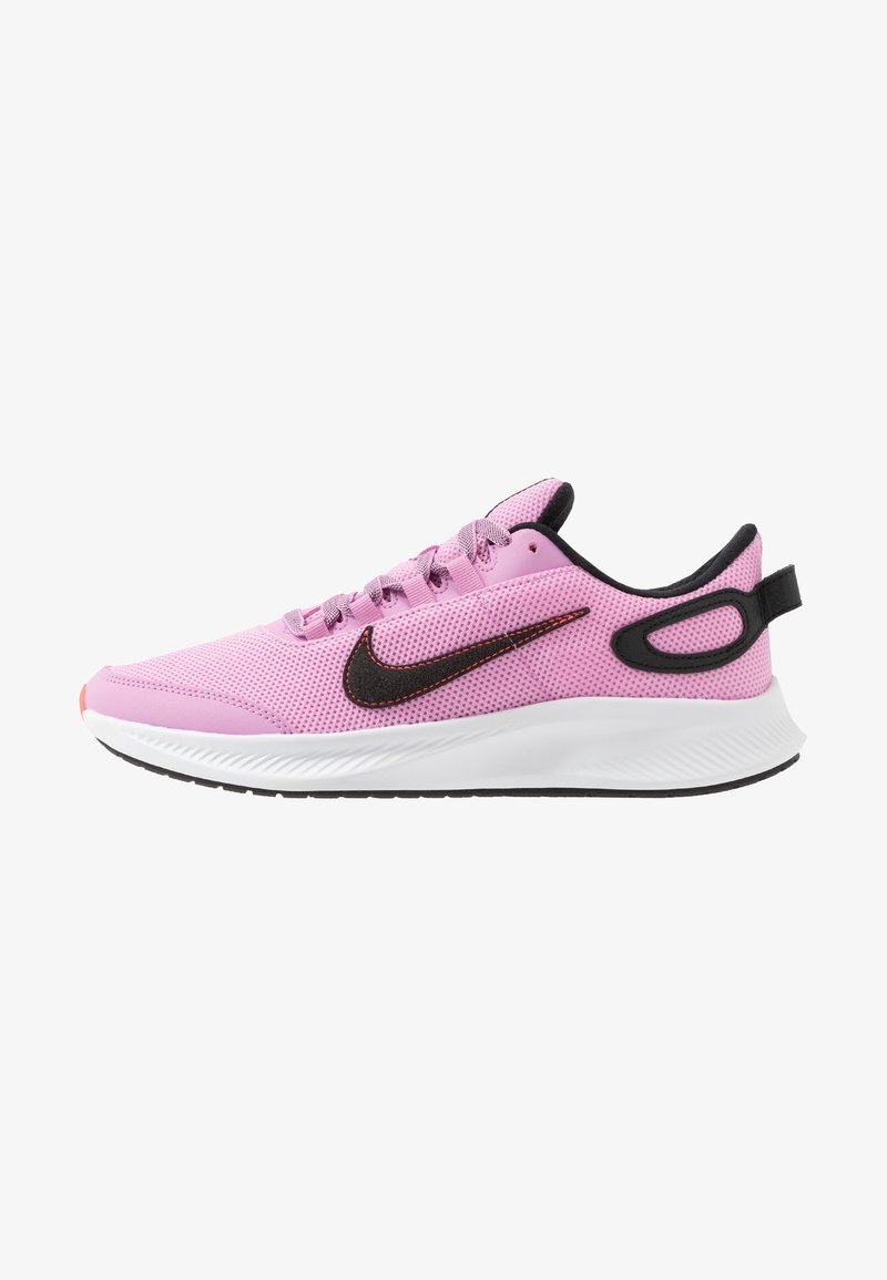 Chaussure de running Nike rose avec le logo Nike noir, bordure noire, semelle blanche et dessus en mesh, vue de côté extérieur.
