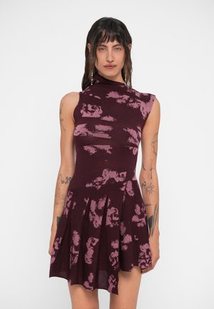 FLORAL SLASH MINI DRESS - Rochie tricotată - bordeaux/pink