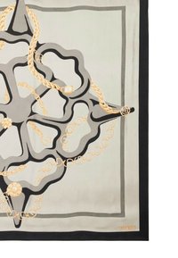 Foulard en soie avec un fond gris clair, des motifs de chaînes noirs et dorés, et une bordure noire avec un logo de marque en bas à droite.