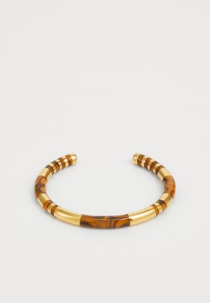 Bracciale in resina marrone marmorizzata con accenti in metallo color oro. Presenta segmenti alternati lisci e testurizzati, design circolare.