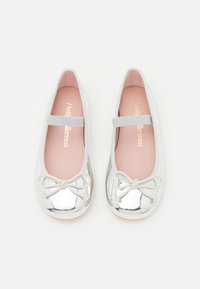 Pretty Ballerinas AMI - Balerínky s remienkom okolo členku - silver colored