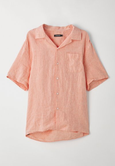 Kurze Ärmel, knopfleiste Hemd in hellem Koralle, aus strukturiertem Leinenstoff gefertigt. Mit einer einzelnen Brusttasche und einem Camp-Kragendesign.