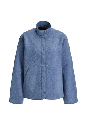 Giacca in pile azzurro chiaro con chiusura a bottoni a pressione, collo alto e due tasche frontali, mostrata su sfondo bianco.