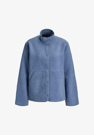 Giacca in pile azzurro chiaro con chiusura a bottoni a pressione, collo alto e due tasche frontali, mostrata su sfondo bianco.