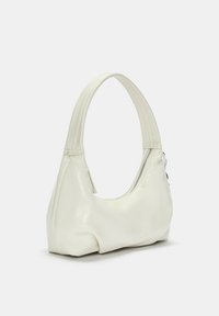 Weißes ledernes Handtasche mit einem geschwungenen Griff, Reißverschlussverschluss und glatter Textur. Kompakte Form mit minimalistischen Designdetails.