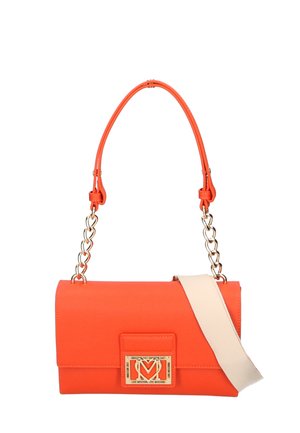 Bolso de mano de piel sintética naranja con una placa de logotipo dorada, cadena y correa de hombro de cuero, y una textura suave. Forma rectangular con cierre de solapa.