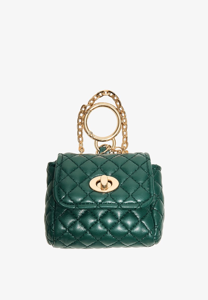 Petit sac en cuir matelassé vert foncé avec fermeture à bouton tournant dorée et porte-clés chaîne dorée attaché.