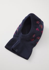 Marine gebreide nekwarmer met ribgebreide randen, versierd met kleurrijke bloemenpatronen in roze en rood. Zachte textuur, buisvormig ontwerp voor warmte.