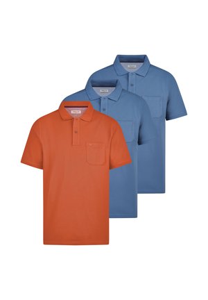Trzy koszulki polo z krótkim rękawem, kołnierzykiem i kieszeniami na piersi, jedna pomarańczowa z przodu i dwie niebieskie z tyłu, ułożone w przesuniętej formacji.