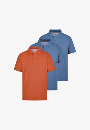 Trzy koszulki polo z krótkim rękawem, kołnierzykiem i kieszeniami na piersi, jedna pomarańczowa z przodu i dwie niebieskie z tyłu, ułożone w przesuniętej formacji.