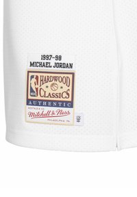 Maglia da basket bianca con una texture a rete, con un'etichetta che mostra "1997-98 Michael Jordan", "Hardwood Classics" e "Mitchell & Ness."