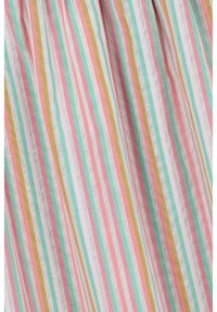 Bunt gestreifte Stoffstruktur mit vertikalen Linien in Pink, Grün, Weiß und Gelb, mit einer leichten, strukturierten Oberfläche.