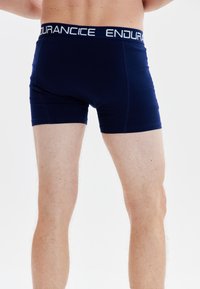 Marineblauwe boxershorts met een elastische tailleband met merknaam. Gemaakt van rekbaar materiaal, met een aansluitend ontwerp en een gladde textuur.