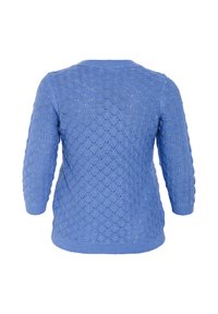 Lyseblå strikket sweater med et struktureret diamantmønster, trekvart ærmer og en rund halsudskæring.