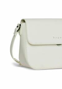 Borsa a tracolla bianca in pelle con forma arrotondata, chiusura a patta e dettagli in metallo argentato. Presenta una tracolla sottile e regolabile.