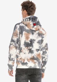 Kapuzensweatshirt im Batikmuster in Grau, Weiß und Braun, mit gerippten Bündchen und Saum sowie einem Logo-Tag auf der Rückseite der Kapuze.
