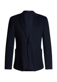 Granatowa marynarka męska z klapami z wycięciem, zapinana na jeden guzik, z dwoma naszywanymi kieszeniami z przodu, kieszenią na piersi oraz ozdobną broszką w kształcie kwiatu na klapie.