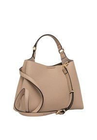 Borsa in pelle beige con texture a granuli, dotata di una forma strutturata, doppi manici e una tracolla removibile. Accenti in metallo dorato.