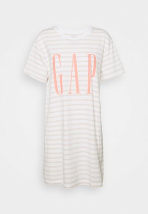 Biała i beżowa sukienka w paski z krótkim rękawem w stylu T-shirt z dużym różowym logo "GAP" na środku z przodu.