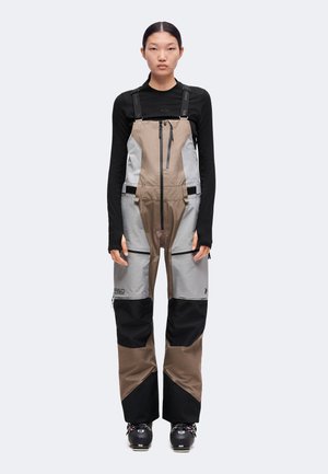 Peak Performance, VERTICAL GORE-TEX PRO 3L BIB PANTS WOMEN - Панталони за сноуборд - terrain tan/light grey