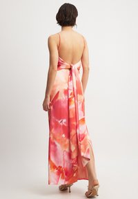 NA-KD TIE BACK DETAIL - Dolga obleka - floral print