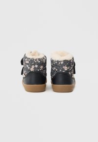 Melni augļu raksta augstie tenisi ar velcro aizdari, krēmkrāsas oderi un strukturētu gumijas zoli. Noturīgs sintētisks materiāls.