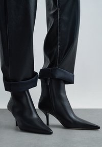 MICHAEL Michael Kors SELINA - High heeled ankle boots - black
