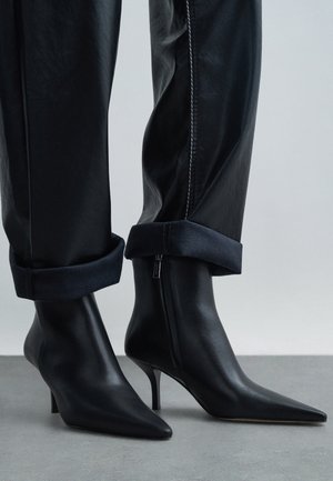 MICHAEL Michael Kors SELINA - High Heel Stiefelette - black