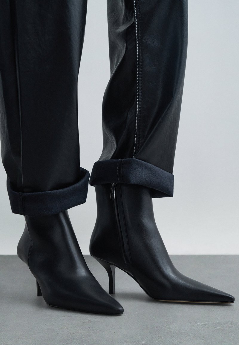 MICHAEL Michael Kors SELINA - High heeled ankle boots - black