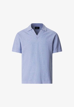 Svetlomodrá krátkym rukávom pletená polokošeľa s textúrovanou tkaninou a malým otvoreným golierom.