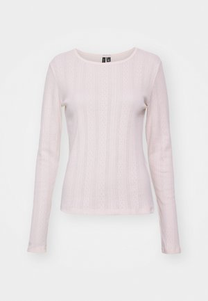 Top de manga larga rosa claro hecho de un tejido de punto texturizado con líneas verticales y patrones de diamantes. Cuello redondeado y silueta ajustada.