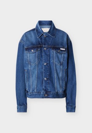 Veste en denim bleu avec fermeture à boutons, deux poches à rabat sur la poitrine, poches latérales et une petite étiquette Calvin Klein sur la poche poitrine gauche.