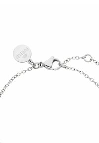 Silberner Metallarmreif mit einem Karabinerverschluss, der ein rundes Tag mit der Gravur "PURFEEL" trägt. Die Glieder der Kette sind filigran und gleichmäßig.