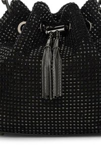 Schwarze geflochtene Bucket Bag mit strukturierter Oberfläche, ausgestattet mit silberfarbener Hardware und dekorativen Quasten, die ein offenes Design präsentiert.