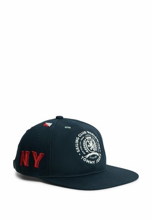 Dunkelblaue Baseballkappe mit besticktem rotem „NY“, nautischen Flaggen und weißem, rundem Tommy Jeans Sailing Club-Logo auf dem Frontpanel.