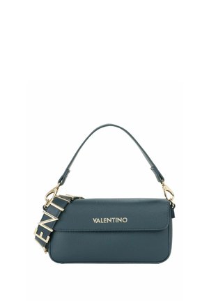 Borsa a tracolla in pelle verde petrolio scuro Valentino con logo dorato e tracolla staccabile con grandi lettere dorate.
