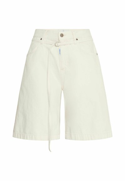 Shorts de denim beige claro con un ajuste relajado, con pasadores para cinturón, bolsillos frontales y un cordón en la cintura. Textura lisa.