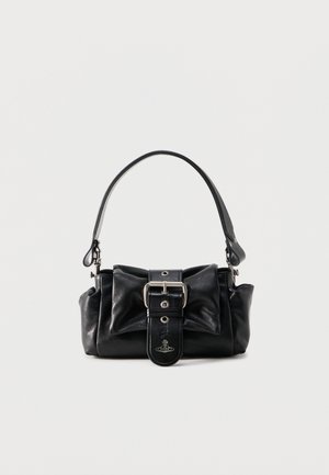 Sac à main en cuir noir avec une sangle courte, une boucle décorative à l'avant et un logo embossé subtil au centre en bas.