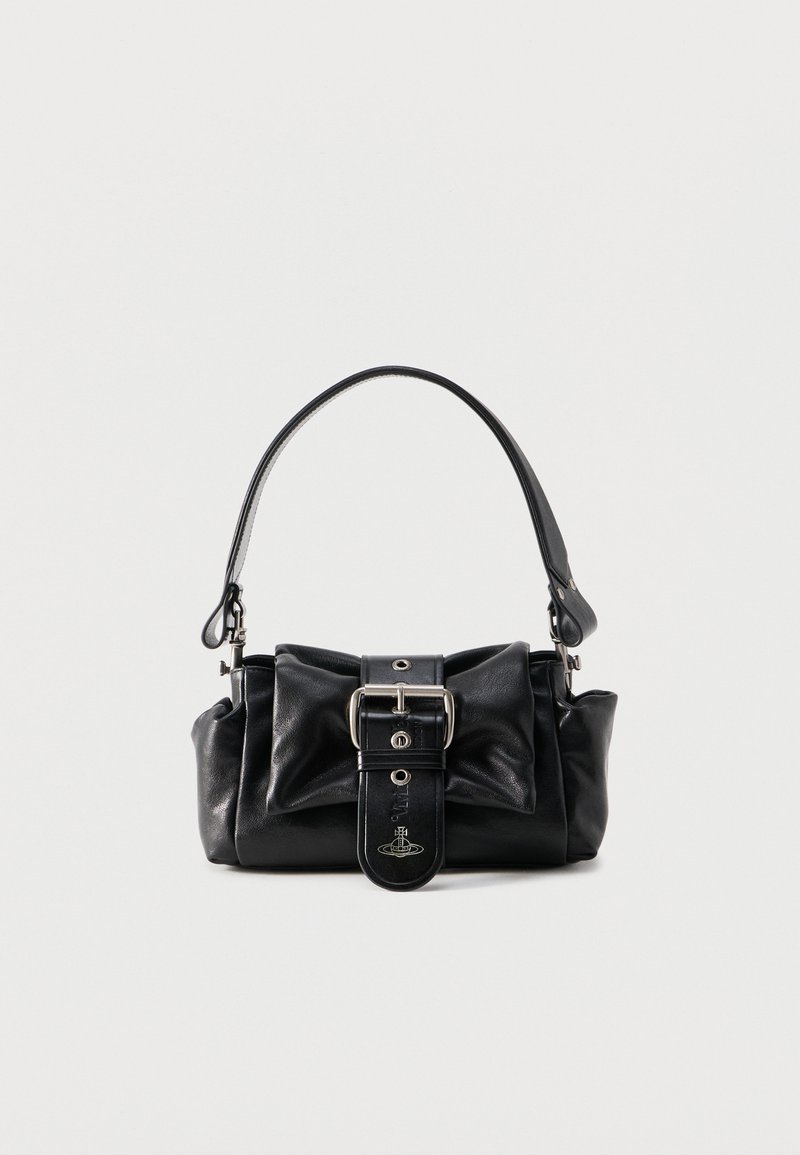 Μαύρη δερμάτινη τσάντα χειρός με κοντό λουρί, λεπτομέρεια με αγκράφα στο μπροστινό μέρος και διακριτικό ανάγλυφο λογότυπο στο κάτω κέντρο.