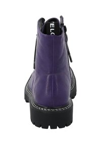 Stivale alla caviglia in finta pelle viola con finitura texturizzata, suola in gomma nera, cuciture bianche a contrasto e chiusura con zip laterale.