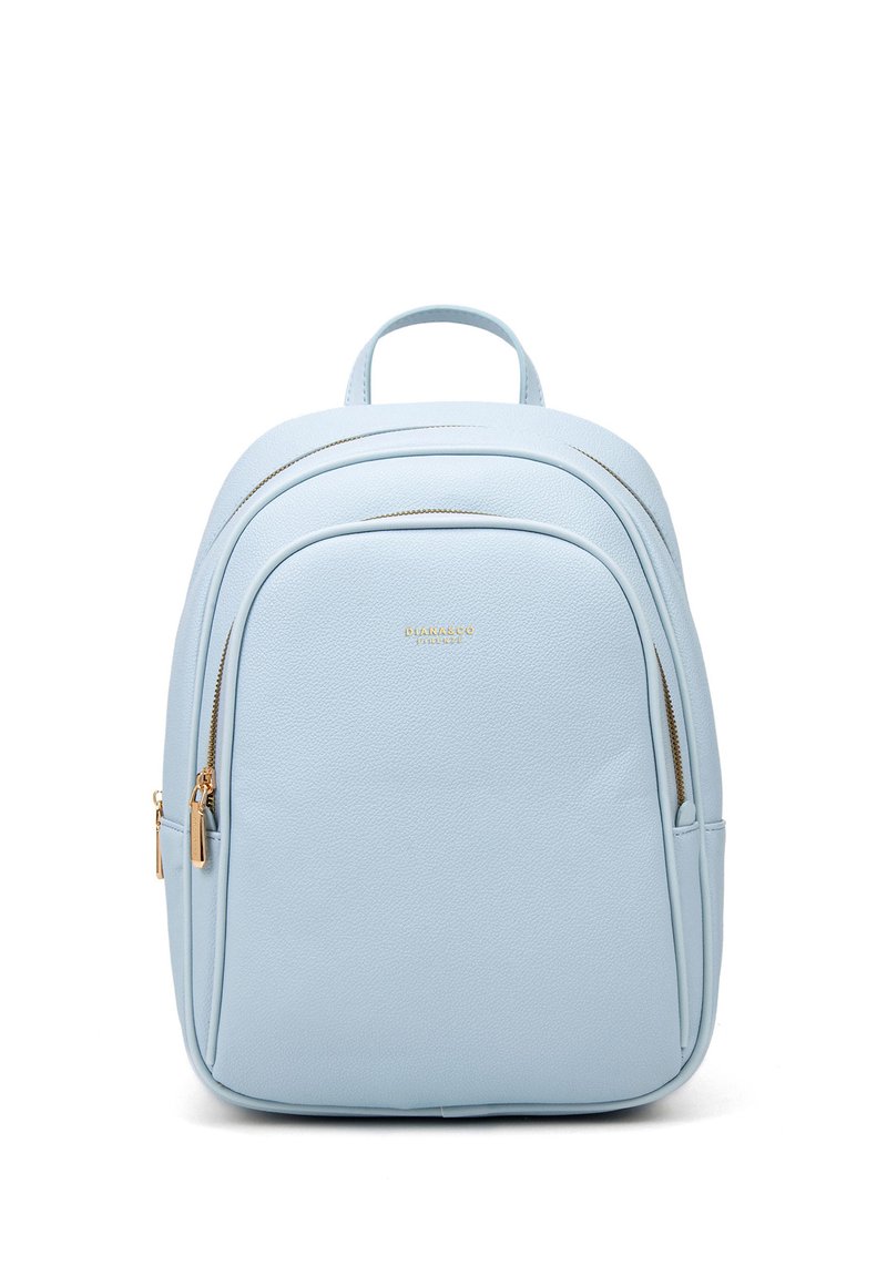 Zaino blu chiaro realizzato in materiale sintetico testurizzato, dotato di due scomparti con zip, manico superiore e accenti dorati.