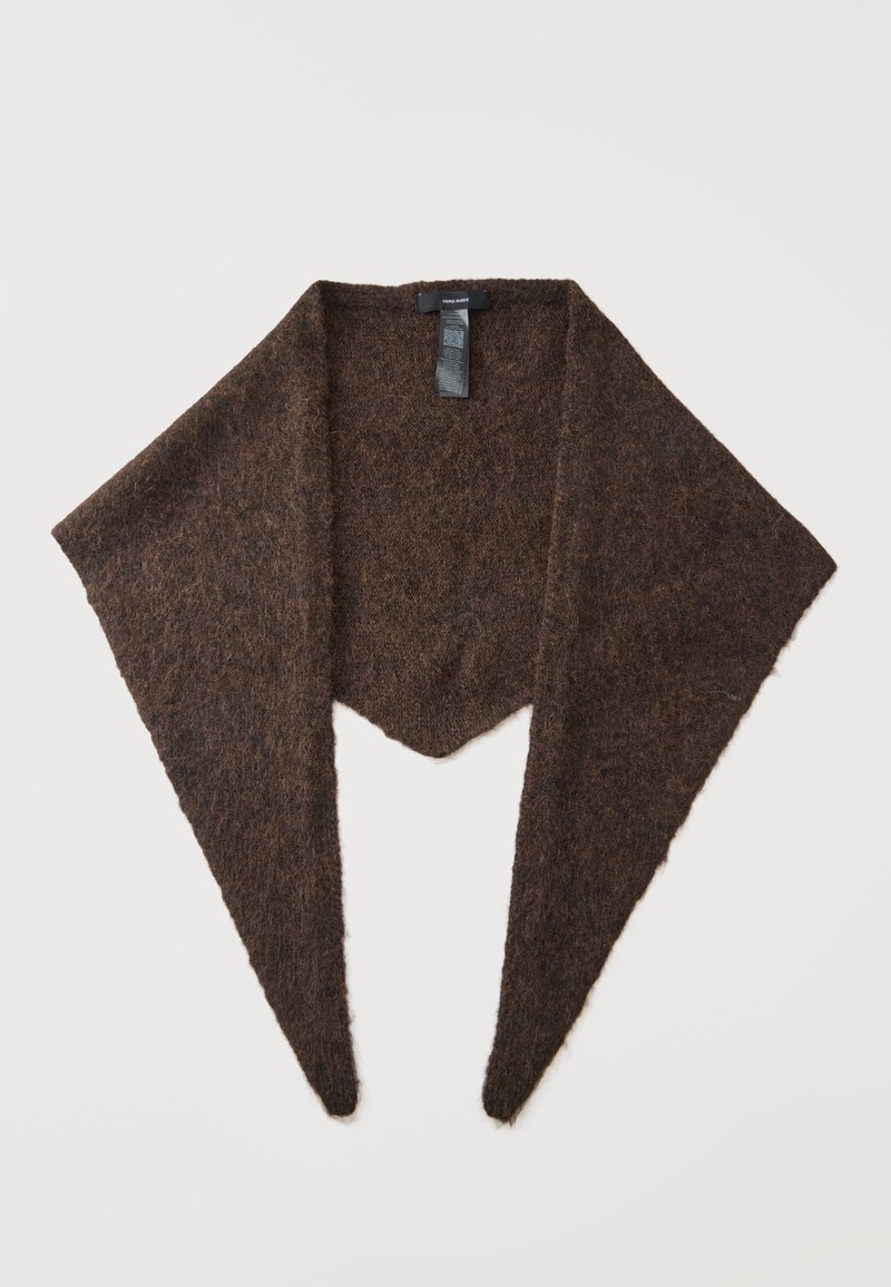 Écharpe triangulaire marron tricotée avec des bouts longs et pointus et une étiquette de marque noire visible en haut au centre.