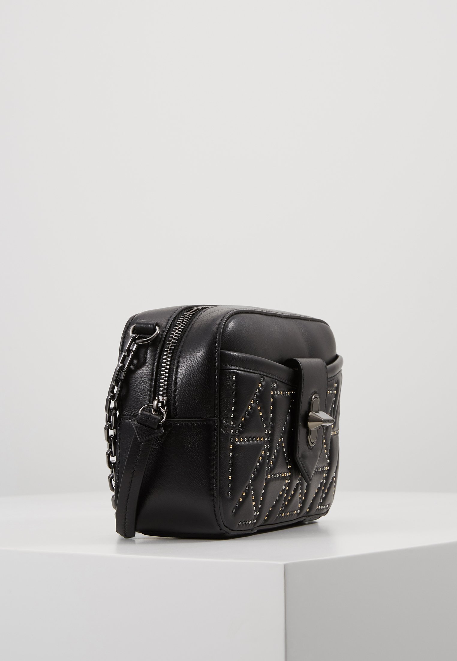 KARL LAGERFELD STUDIO STUDS CAMERA BAG Skulderveske KARL LAGERFELD STUDIO STUDS CAMERA BAG Skulderveske