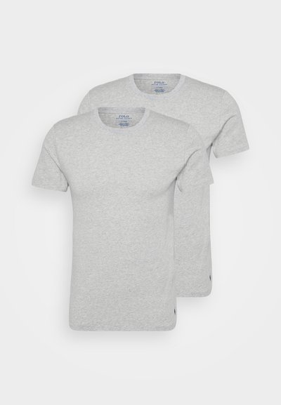 Duas t-shirts cinza de gola redonda feitas de uma mistura suave de algodão. Com mangas curtas e um corte clássico, apresentam um design com detalhes mínimos.