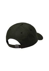 Gorra de béisbol ajustable de color verde oscuro vista desde atrás, mostrando la correa de tela con cierre metálico y los orificios de ventilación en los paneles.
