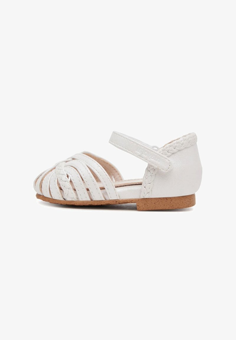 Sandalo bianco in pelle con fasce anteriori intrecciate, cinturino alla caviglia regolabile e suola in sughero texturizzato. Tacco basso e punta arrotondata.