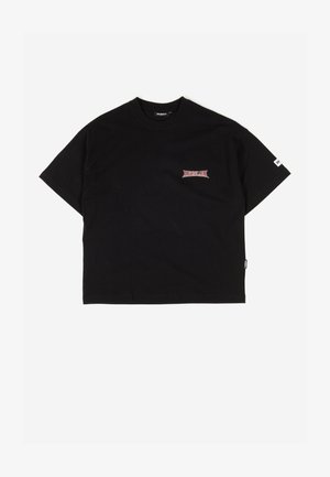 Camiseta de algodón negra con cuello redondo, mangas cortas y un pequeño logo rojo de "Wasted" en el lado izquierdo del pecho. Sin patrones ni acentos.