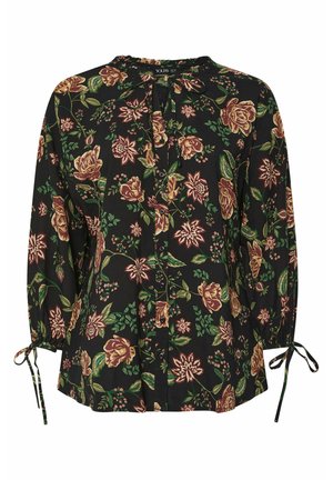 Blouse florale en tissu noir avec des motifs de fleurs vertes et bordeaux, dotée d'un col noué, d'une fermeture à boutons à l'avant et de poignets élastiqués.