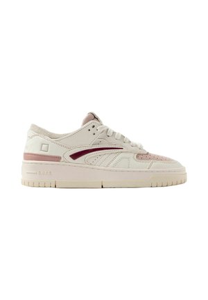 Sneaker bassa bianca e rosa con striscia bordeaux, punta traforata, suola spessa e chiusura con lacci su sfondo bianco.